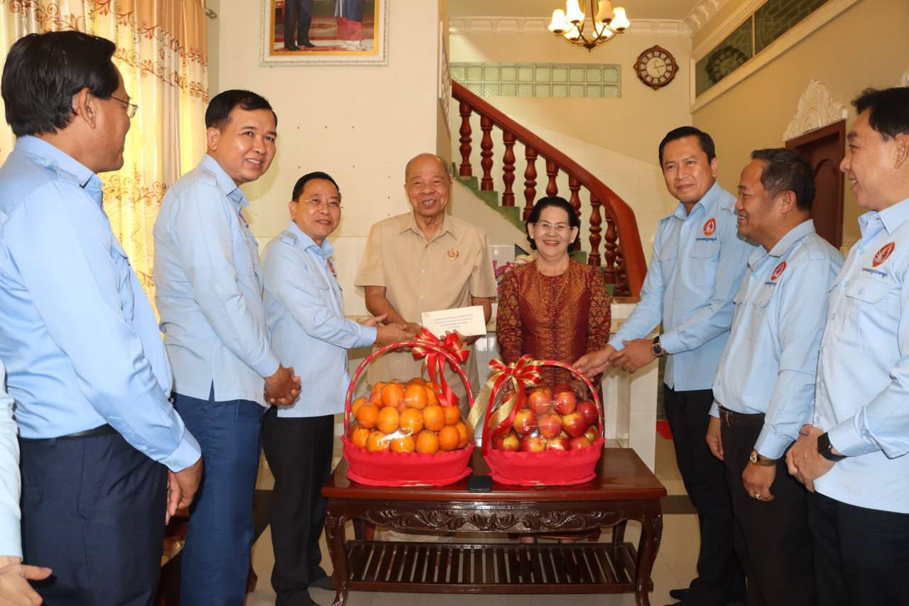 ប្រតិភូយុវជនគណបក្សប្រជាជន ចុះសួរសុខទុក្ខ ឯកឧត្តម លី សុន ដល់គេហដ្ឋាន នៅឃុំវាំងចាស់ ស្រុកឧដុង្គ ខេត្តកំពង់ស្ពឺ