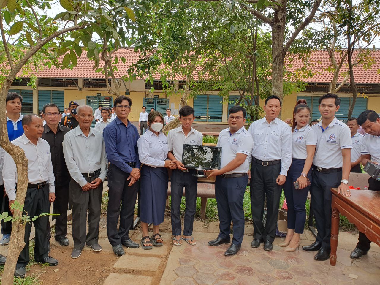 មន្ត្រីជាន់ខ្ពស់ក្រសួងអប់រំ នាំយកកុំព្យួទ័រនិងព្រីនធឺរ ប្រគល់ជូនគណៈគ្រប់គ្រងវិទ្យាល័យ២៨មករាស្រុកស្រីស្នំ
