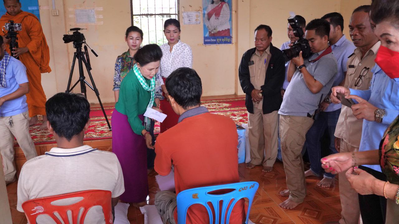 ប្រជាពលរដ្ឋជាង ២០គ្រួសារ ទទួលបានអំណោយពី ប្រធានកិត្តិយស សមាគមនារីកម្ពុជានៅខេត្តបន្ទាយមានជ័យ