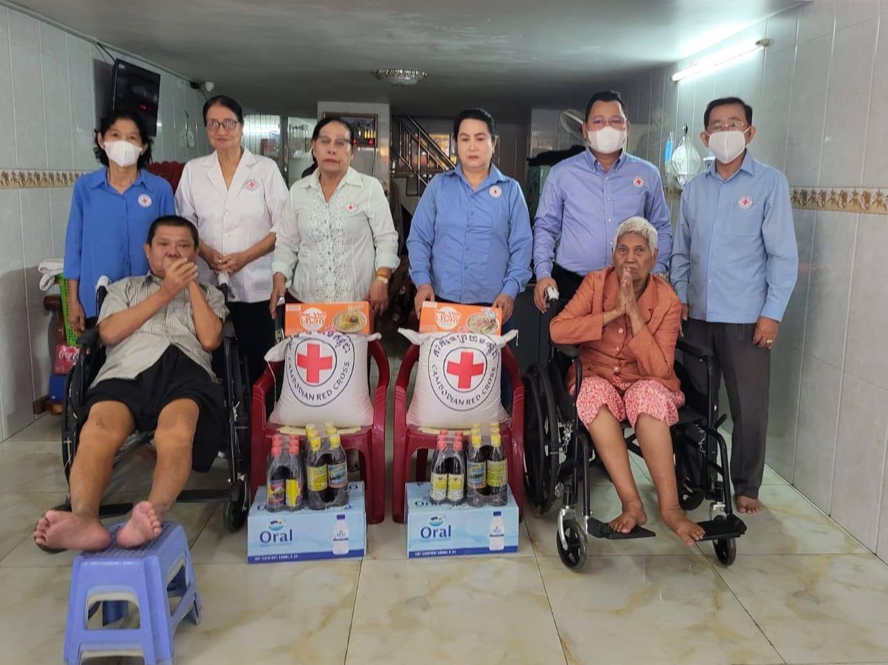 ប្រធានអនុសាខាកាកបាទក្រហមខណ្ឌ ៧មករា ចុះសួរសុខទុក្ខ និង ផ្តល់អំណោយមនុស្សធម៍ រួមទាំងរទេះពិការជូន គ្រួសារដែរមានជំងឺប្រចាំកាយ រស់ក្នុងសង្កាត់អូរឬស្សី២