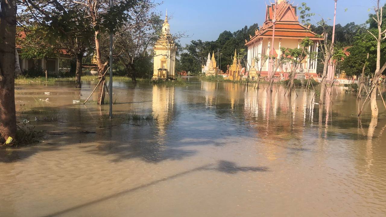 ទឹកស្ទឹងព្រែកត្នោត កំពុងហក់ឡេីងខ្លាំង នៅខណ្ឌដង្កោ ធ្វេីឱ្យបងប្អូនប្រជាពលរដ្ឋមានការព្រួយបារម្មណ៍
