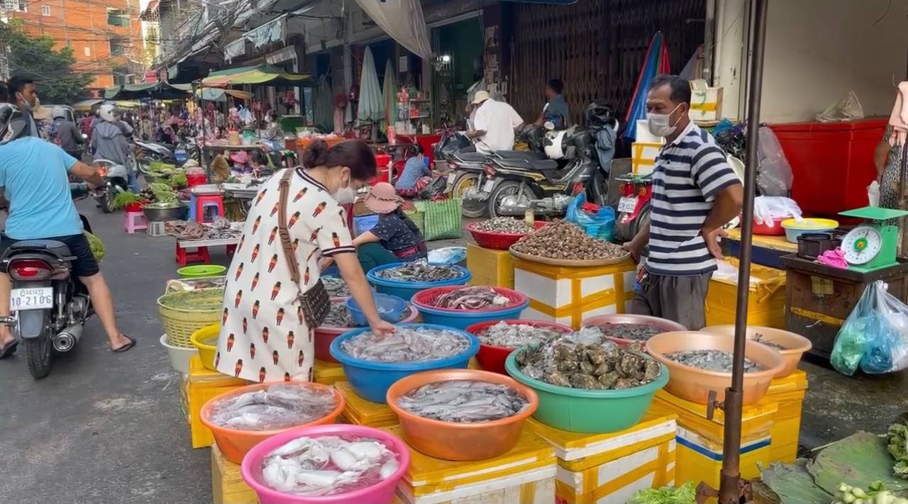 តម្លៃមុខម្ហូប ក្នុងផ្សារអូឬស្សី នៃរាជធានីភ្នំពេញ នៅព្រឹកថ្ងៃទី១៦ ខែមករា ឆ្នាំ២០២៣