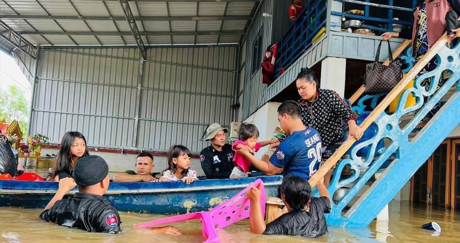 លោកឧត្តមសេនីយ៍ត្រី តឹង សុធី ដឹកនាំកម្លាំងចុះជួយសង្គ្រោះប្រជាពលរដ្ឋ ដែលរងគ្រោះដោយសារជំនន់ទឹកភ្លៀង សណ្តស្ទឹងព្រែកត្នោត
