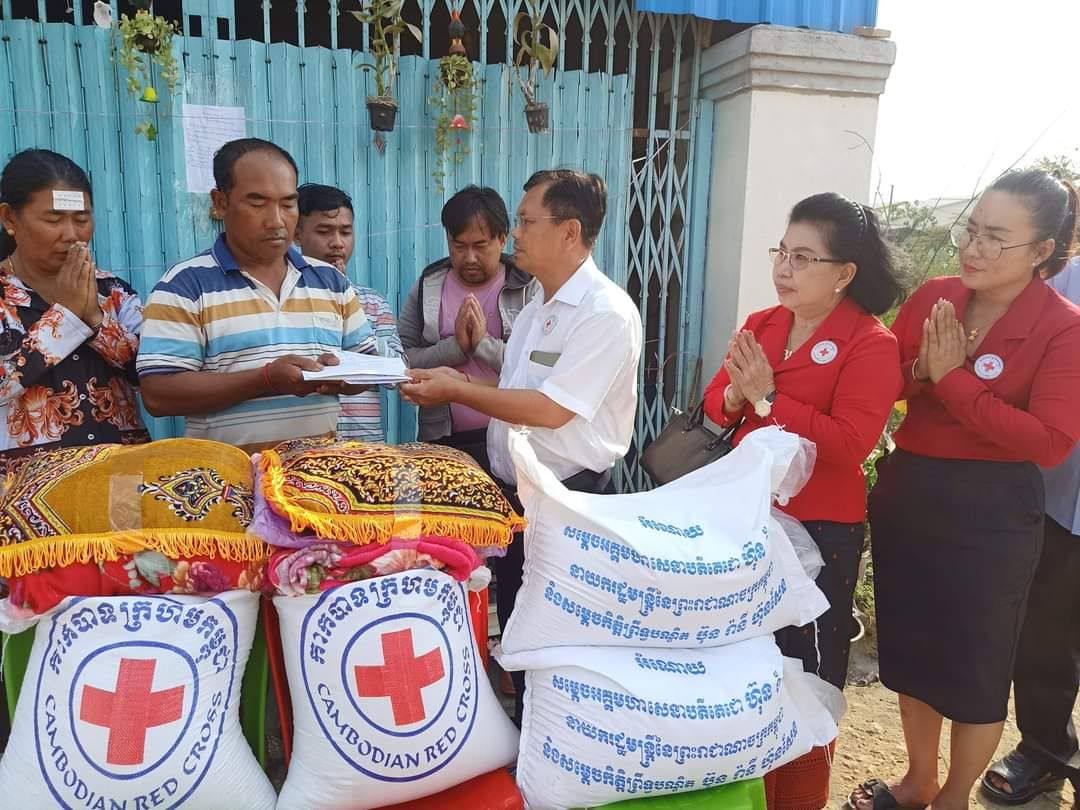 ពលរដ្ឋរងគ្រោះដោយភ្លើងឆេះផ្ទះ នៅខណ្ឌពោធិ៍សែនជ័យ បានទទួលអំណោយពីអនុសាខាកាកបាទក្រហមកម្ពុជា