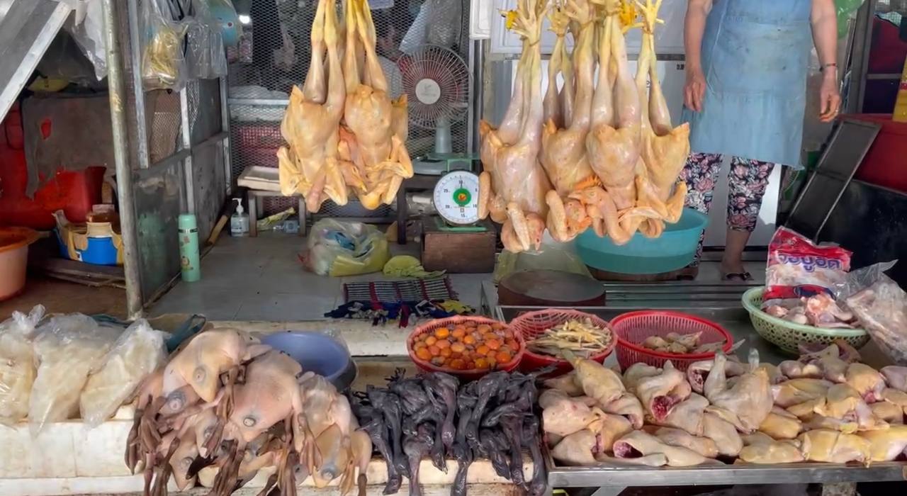 តម្លៃមុខម្ហូប ក្នុងផ្សារធំថ្មី នៃរាជធានីភ្នំពេញ នៅព្រឹកថ្ងៃទី១៧ ខែមករា ឆ្នាំ២០២៣