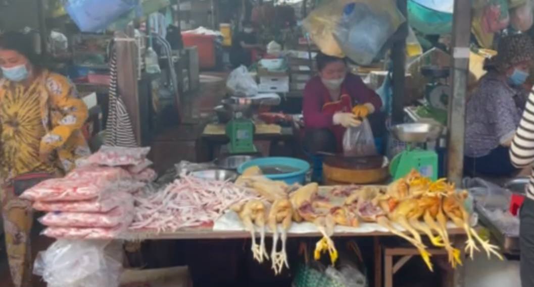 តម្លៃមុខម្ហូប ក្នុងផ្សារដើមគរ នៃរាជធានីភ្នំពេញ នៅព្រឹកថ្ងៃទី១៨ ខែមករា ឆ្នាំ២០២៣