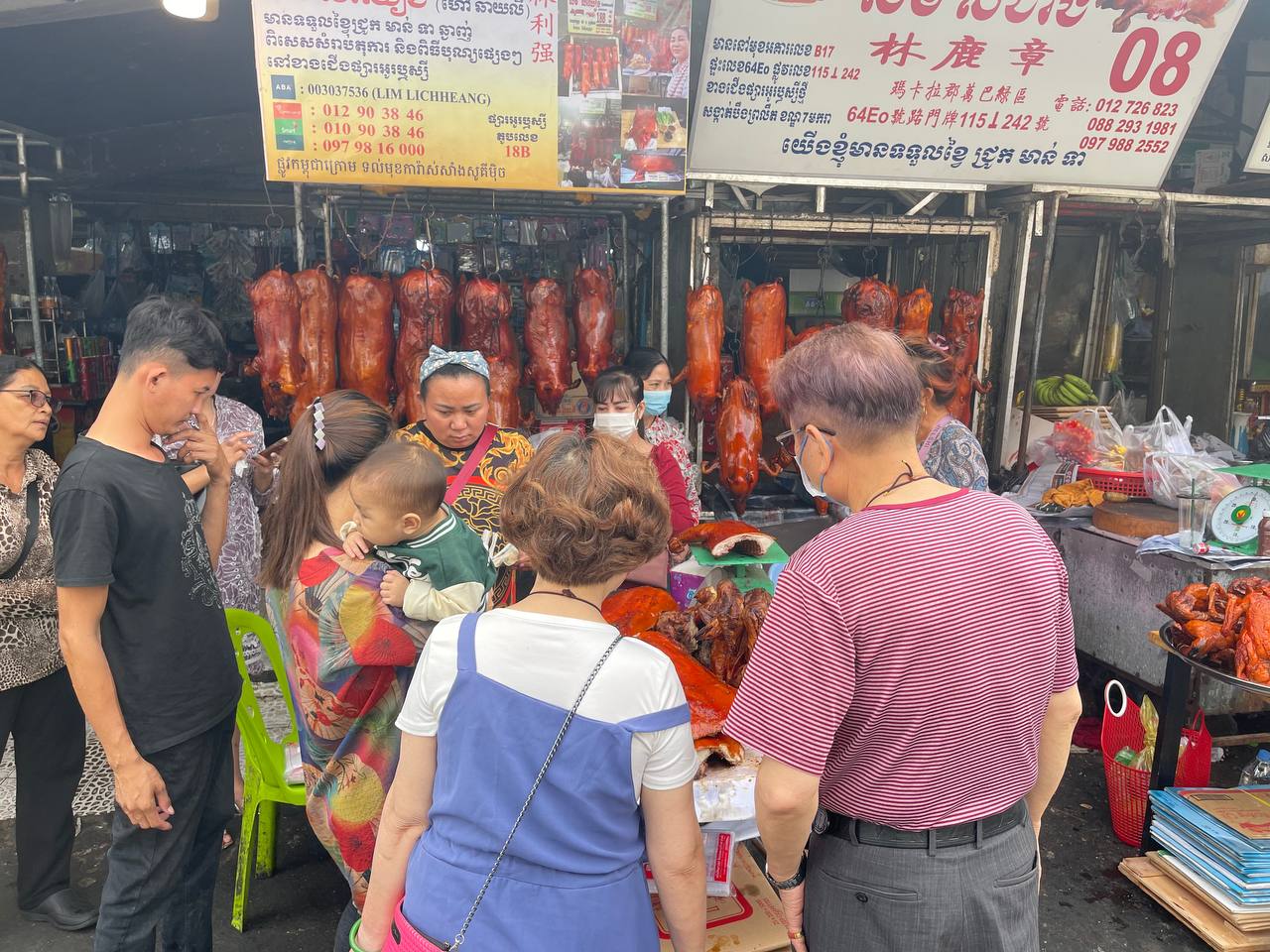 ប្រជាពលរដ្ឋខ្មែរកាត់ចិន បាននាំគ្នាសម្រុកមកទិញគ្រឿងរណ្ដាប់សែន ទុកសម្រាប់ពិធីបុណ្យចូលឆ្នាំចិន ខណៈខិតជិតមកដល់ខាងមុខនេះ