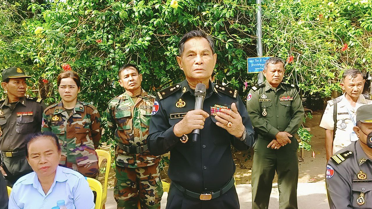 មេបញ្ជាការតំបន់ប្រតិបត្តិការសឹករងកំពង់ឆ្នាំង បានដឹកនាំក្រុមការងារ នាំយកអំណោយរបស់ឯកឧត្តមហ៊ុន ម៉ាណែត និងលោកជំទាវ ទៅចែកជូនអតីតយុទ្ធជនរងគ្រោះដោយជំនន់ទឹកភ្លៀងចំនួន ១៥គ្រួសារ នៅក្នុងស្រុកសាមគ្គីមានជ័យ