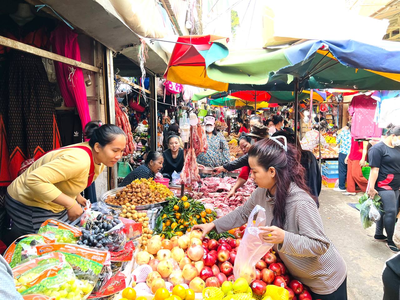 ប្រជាពលរដ្ឋកំពុងសម្រុកទិញគ្រឿងរណ្ដាប់សែន នៅតាមផ្សារនានា ដេីម្បីត្រៀមលក្ខណៈប្រារព្ធពិធីបុណ្យចូលឆ្នាំចិន និងវៀតណាម ចាប់ពីស្អែកនេះតទៅ