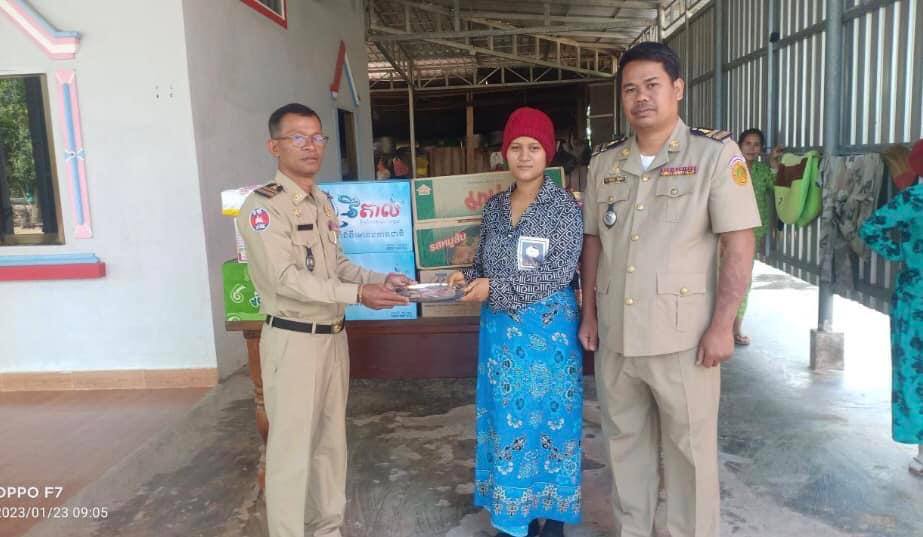 លោកឧត្តមសេនីយ៍ត្រី អ៊ី ចំរើន នាំអំណោយផ្ដល់ជូនមន្ត្រីនគរបាលជាស្រ្តី ដែលកំពុងសម្រាកលំហែមាតុភាពនៅស្រុកកំណើត