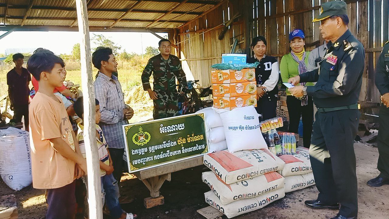 គ្រួសាររងគ្រោះដោយអគ្គិភ័យឆេះផ្ទះទទួលបានអំណោយដ៍ថ្លៃថ្លារបស់ ឯកឧត្តម ហ៊ុន ម៉ាណែត និងលោកជំទាវ