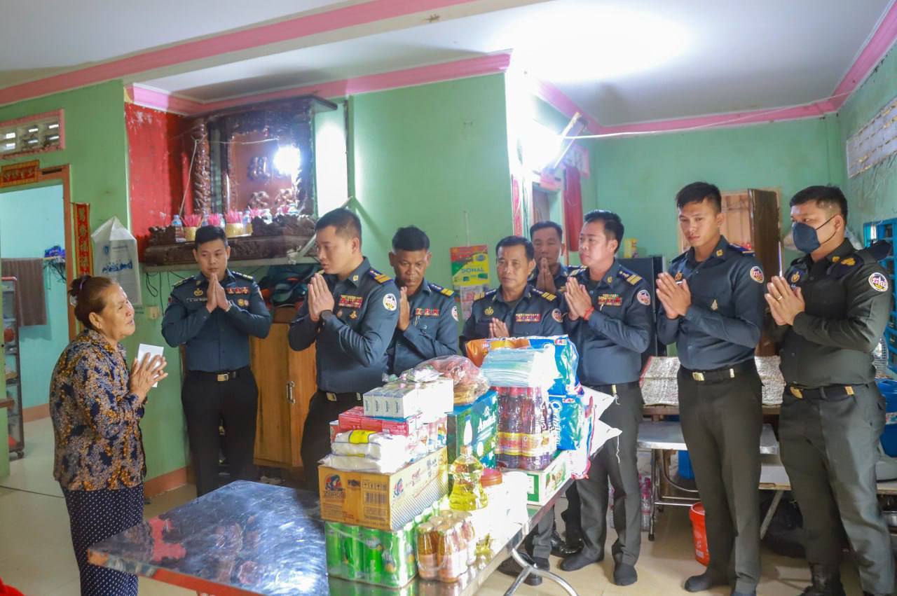មេបញ្ជាការកងរាជអាវុធហត្ថរាជធានីភ្នំពេញ ជួយរំលែកការលំបាក ដល់អតីតអ្នករួមការងារនាសម័យរដ្ឋកម្ពុជា