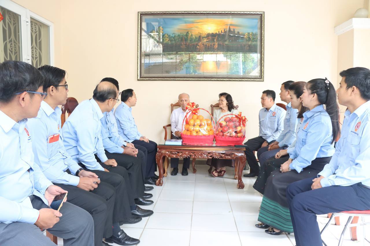 ឯកឧត្ដម ចាយ បូរិន បន្តដឹកនាំ ប្រតិភូយុវជនគណបក្សប្រជាជនចុះសួរសុខទុក្ខ ឯកឧត្តម ប៊ុន សម ដល់គេហដ្ឋាន
