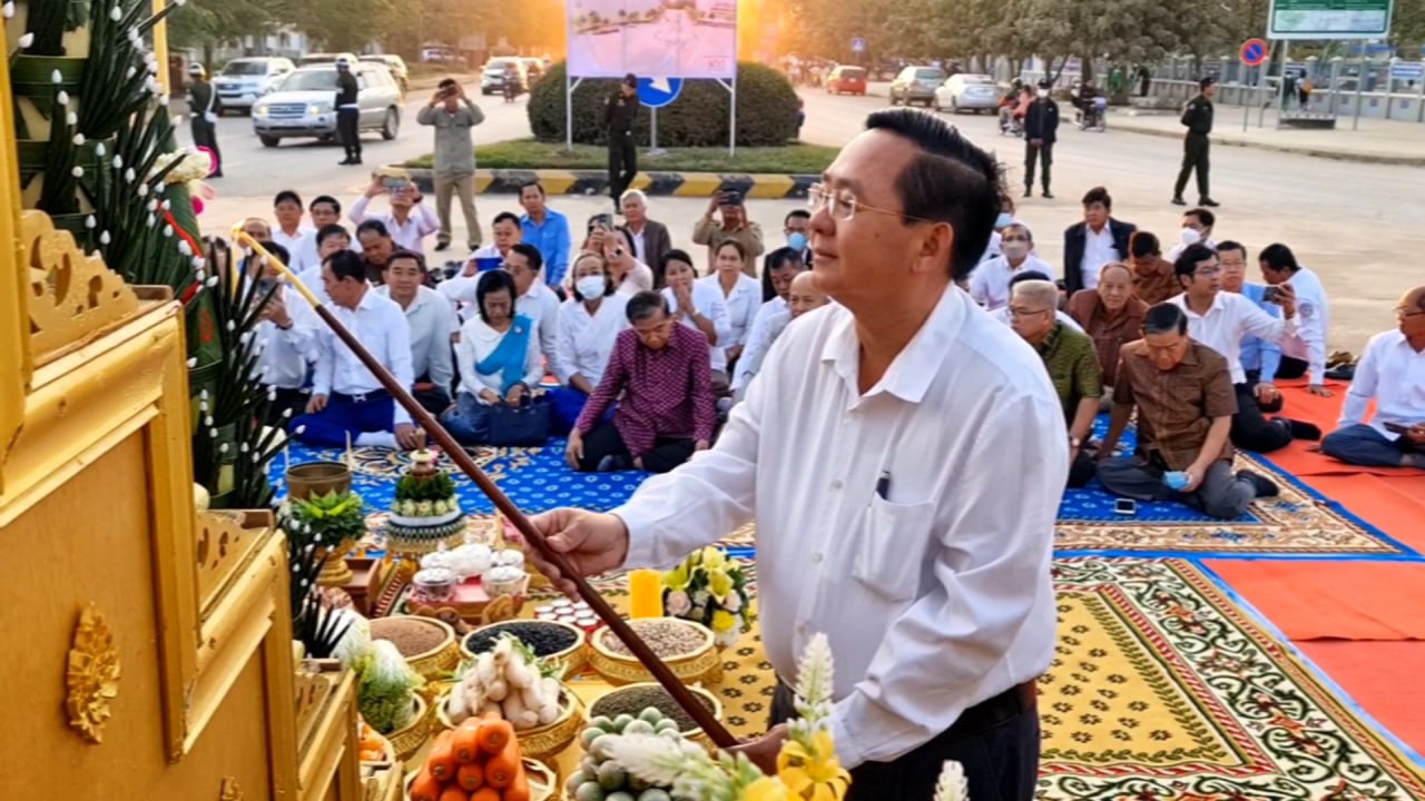 រដ្ឋបាលខេត្តបាត់ដំបង៖ ធ្វើការកែលម្អនូវសោភ័ណភាព និងរៀបចំសណ្ដាប់ធ្នាប់ចំណតរថយន្ត នៅក្បែររង្វង់មូលរូបសំណាក “លោកតាដំបងក្រញូង”