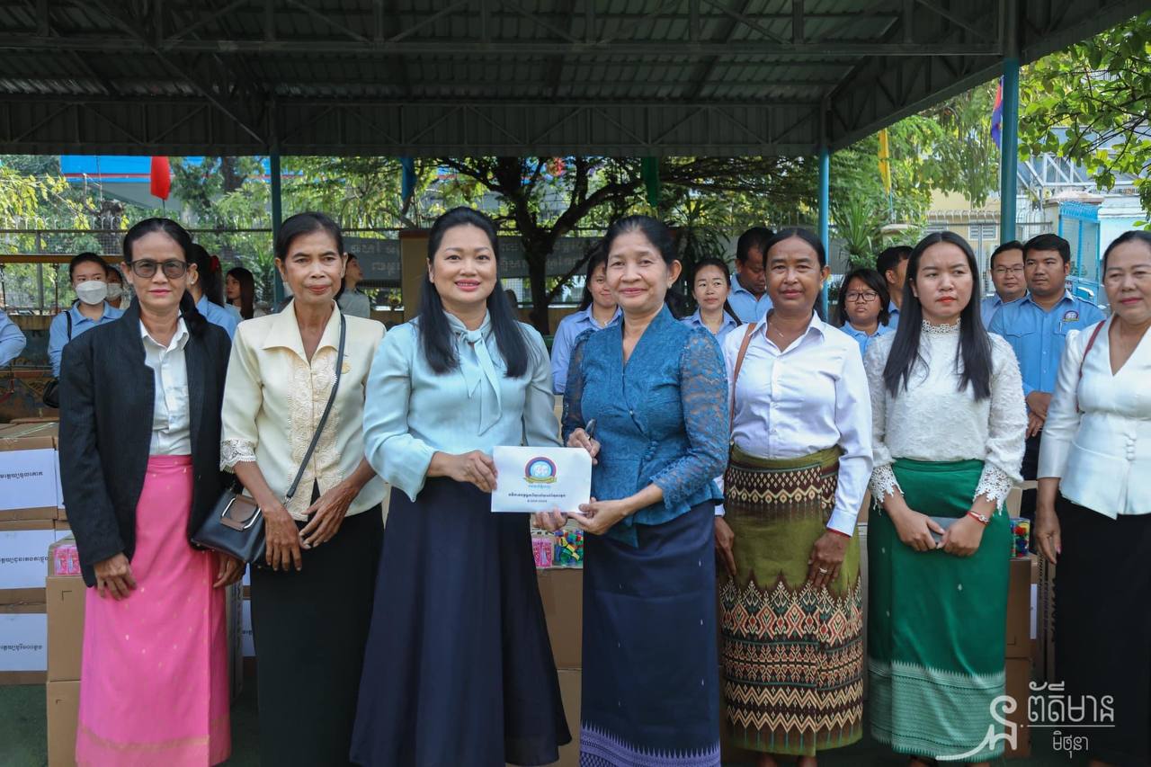 លោកជំទាវ ឌិត នីតា ដឹកនាំក្រុមការងារ សសយក រាជធានីភ្នំពេញ ជួបសួរសុខទុក្ខលោកគ្រូ អ្នកគ្រូ ដែលកំពុងបង្រៀននៅសាលាមត្តេយ្យ ៨មីនា