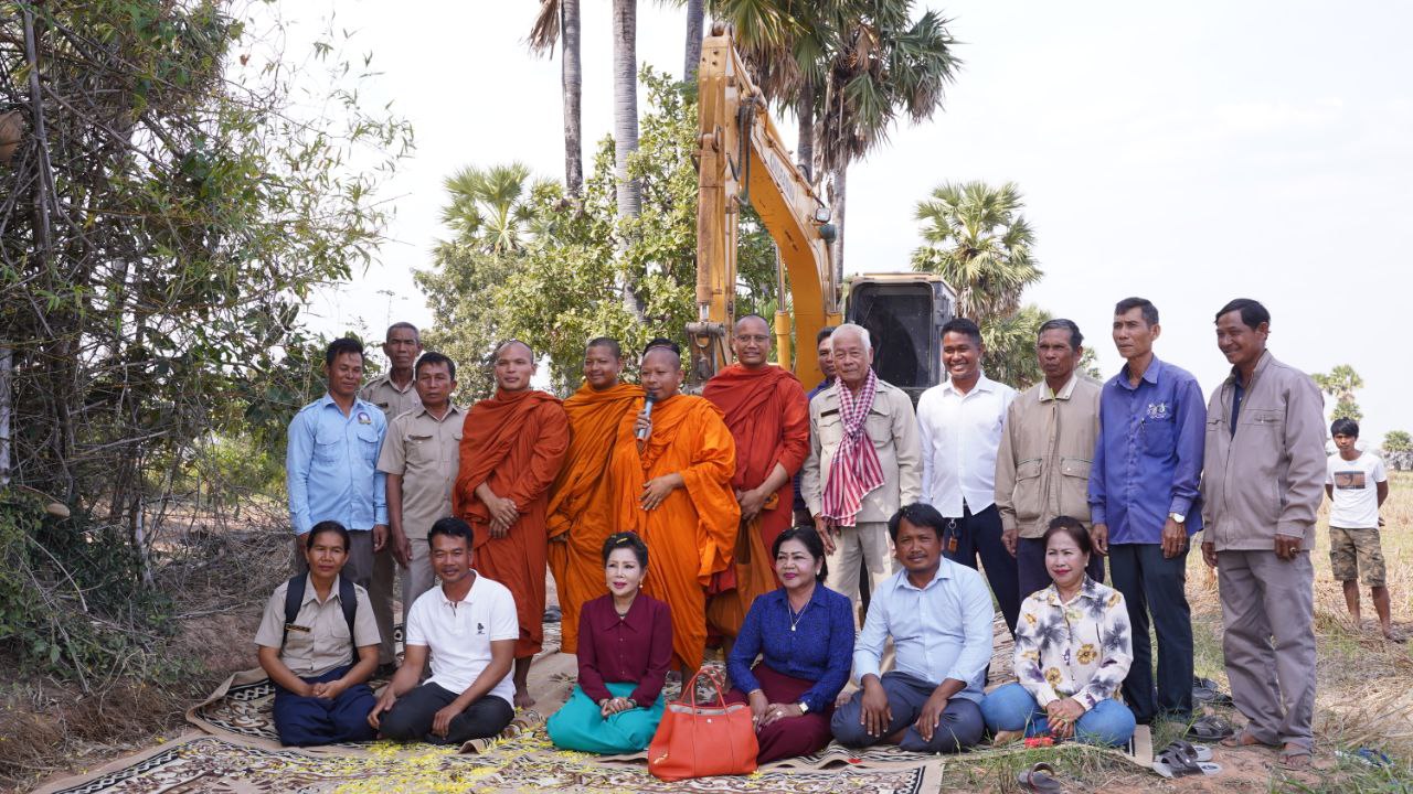 អាជ្ញាធរមូលដ្ឋាន បើកការដ្ឋានធ្វើផ្លូវជាង ៣គីឡូម៉ែត្រកាត់វាលស្រែក្នុងឃុំបុស្បូវ ស្រុកព្រះនេតព្រះ ខេត្តបន្ទាយមានជ័យ