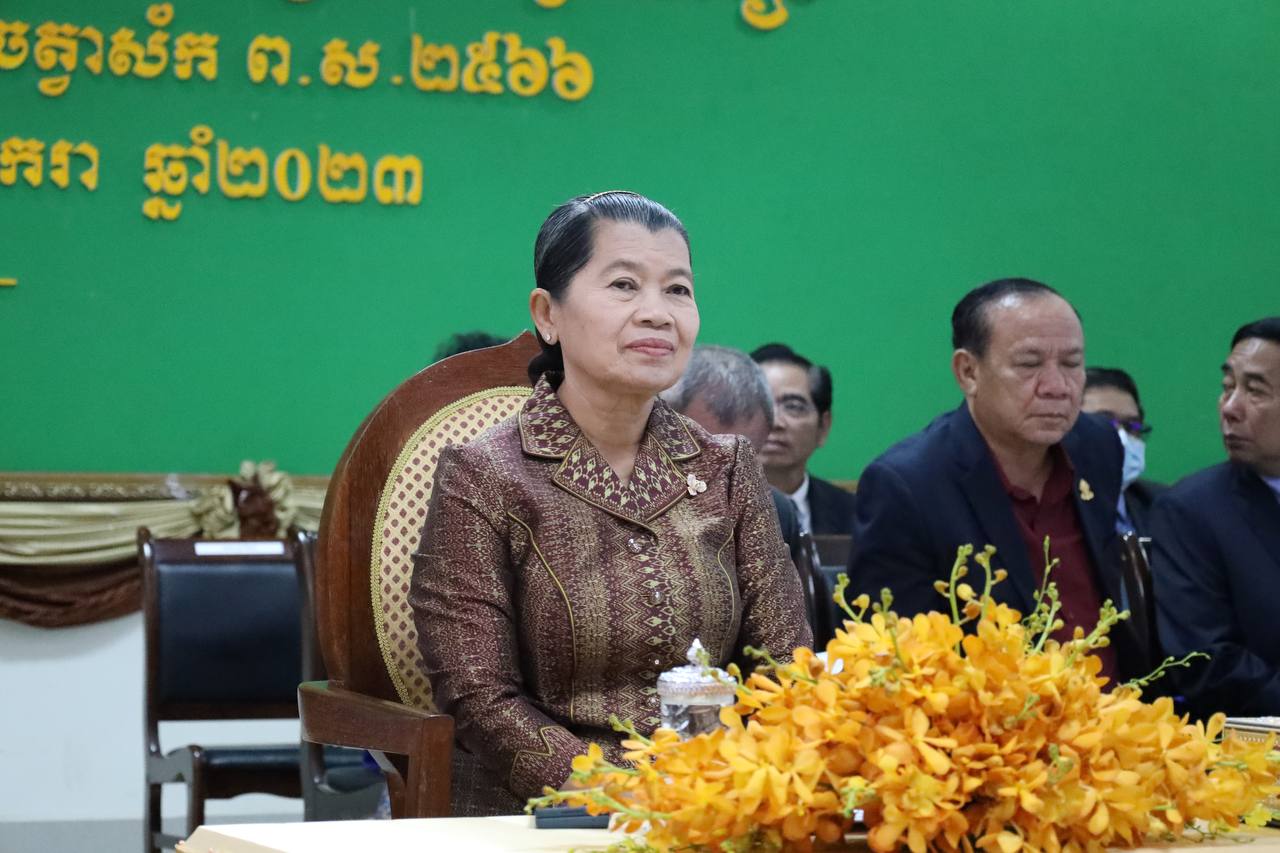 លោកជំទាវកិត្តិសង្គហបណ្ឌិត ម៉ែន សំអន ប្រគល់សញ្ញាបត្រជូននិស្សិតជ័យលាភី ជាង ៣ពាន់នាក់ នៃសាកលវិទ្យាល័យស្វាយរៀង