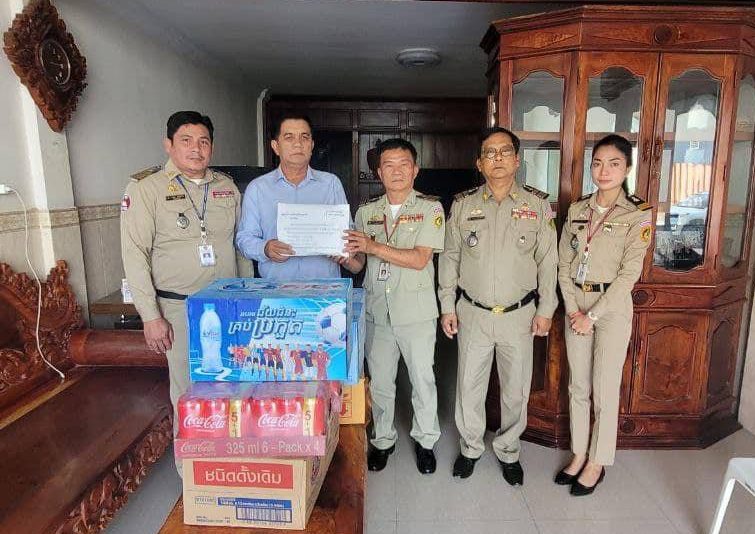 ក្រុមការងារប៉ុស្តិ៍ច្រកអន្តរជាតិប៉ោយប៉ែត នាំយកគ្រឿងបរិភោគ និងថវិកា ផ្ដល់ជូនមន្ត្រីនគរបាលដែកកំពុងព្យាបាលជម្ងឺនៅគេហដ្ឋាន