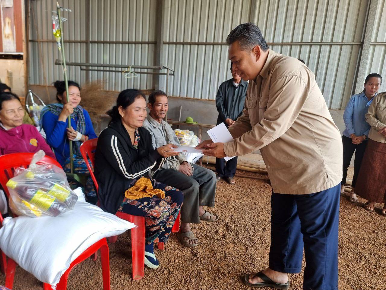 ប្រជាពលរដ្ឋជួបការលំបាក បានទទួលការលើកទឹកចិត្ត និងគ្រឿងឧបភោគ បរិភោគពីក្រុមការងារចុះមូលដ្ឋានស្រុកអូររាំងឪ