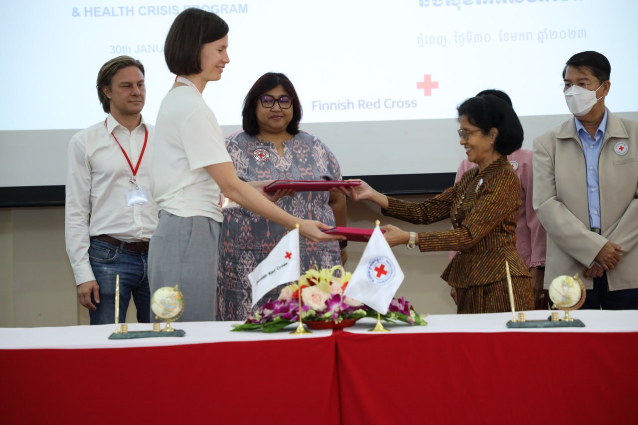 កាកបាទក្រហមកម្ពុជា-ហ្វាំងឡង់ ចុះហត្ថលេខាលើកិច្ចព្រមព្រៀង “កម្មវិធីលើកកម្ពស់កម្មភាពមនុស្សធម៌ និងសុខភាពសហគមន៍” ក្នុងខេត្តចំនួនបួន