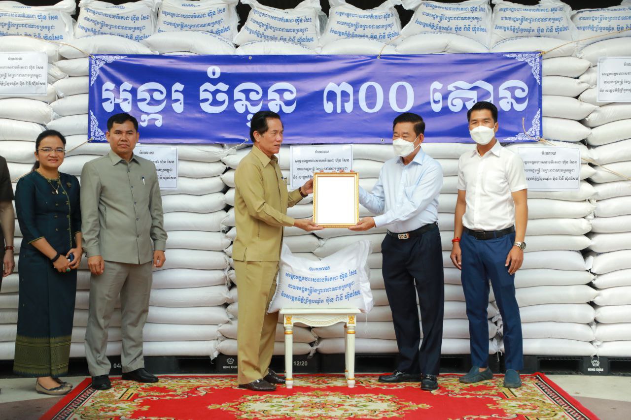 អង្ករ ៣០០តោនរបស់សម្តេចតេជោ និងសម្តេចកិត្តិ ព្រឹទ្ធបណ្ឌិត បានប្រគល់ជូនរដ្ឋបាលរាជធានី ដើម្បីជួយឧបត្ថម្ភដល់ពលរដ្ឋក្រីក្រក្នុងរាជធានីភ្នំពេញ