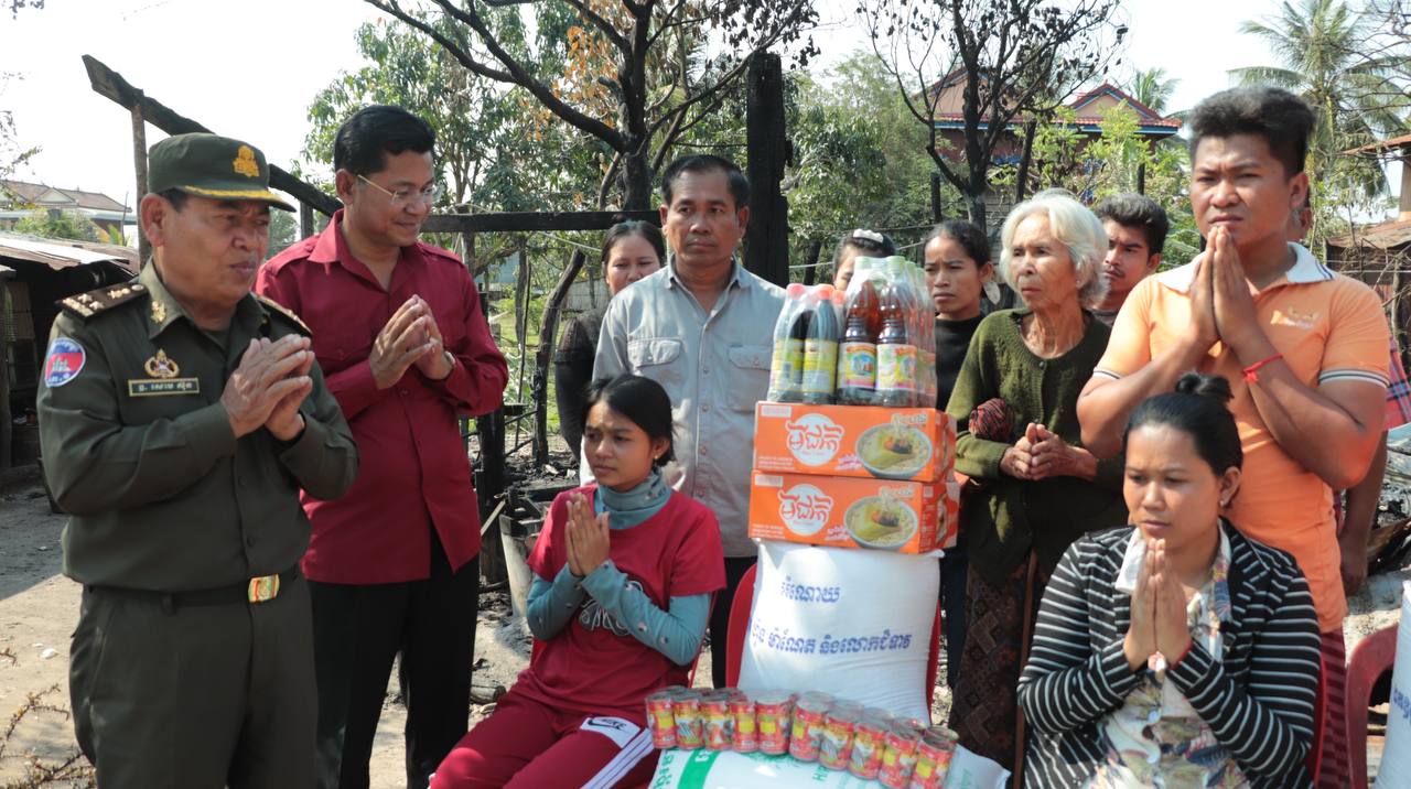 មេបញ្ជាការតំបន់ប្រតិបត្តិការសឹករងកំពង់ធំ នាំយកអំណោយឧត្តមសេនីយ៍ឯក ហ៊ុន ម៉ាណែត និងលោកជំទាវ ទៅឧបត្ថម្ភជូនក្រុមគ្រួសារអតីតយុទ្ធជន និងប្រជាជនដែលរងគ្រោះដោយអគ្គីភ័យឆាបឆេះផ្ទះសម្បែងចំនួនបីខ្នង នៅឃុំត្រពាំងឬស្សី ស្រុកកំពង់ស្វាយ ខេត្តកំពង់ធំ