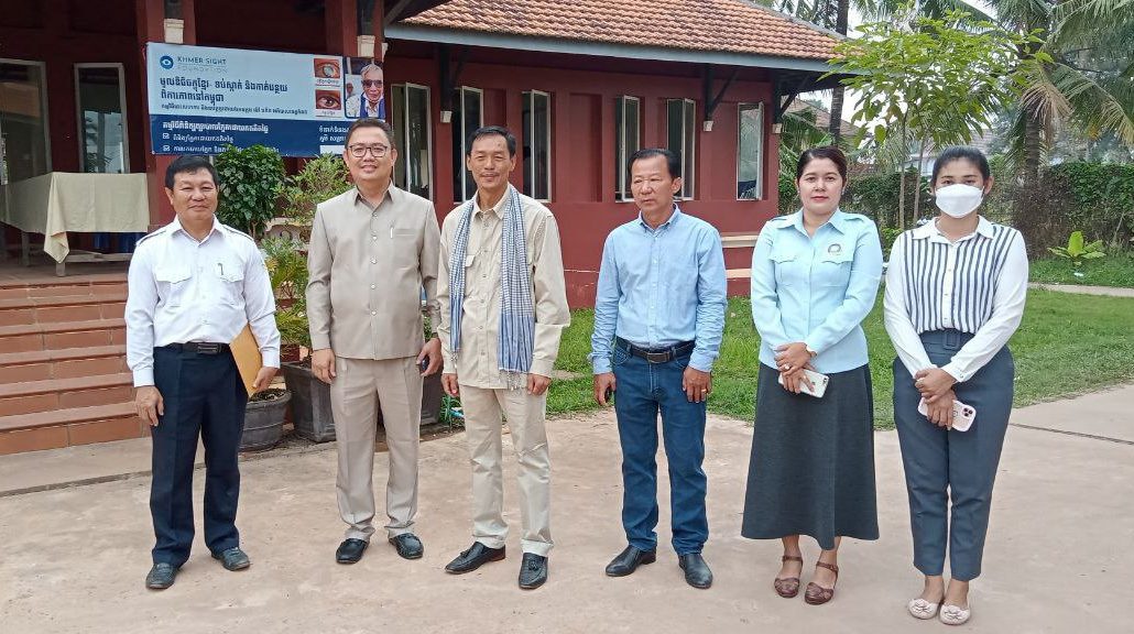 បងប្អូន ប្រជាពលរដ្ឋ ៧៥៩នាក់មកពី ១៣ឃុំ ក្នុងស្រុកទឹកឈូ ខេត្តកំពត ទទួលបានការពិនិត្យសុខភាពភ្នែក ដោយឥតគិតថ្លៃ