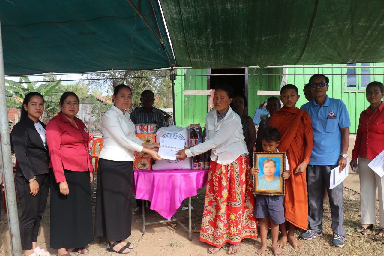 គ្រួសារសពដែលរងគ្រោះដោយការកែច្នៃគ្រាប់បែក បានទទួល អំណោយសាខាកាកបាទក្រហមកម្ពុជាខេត្តកំពង់ធំ