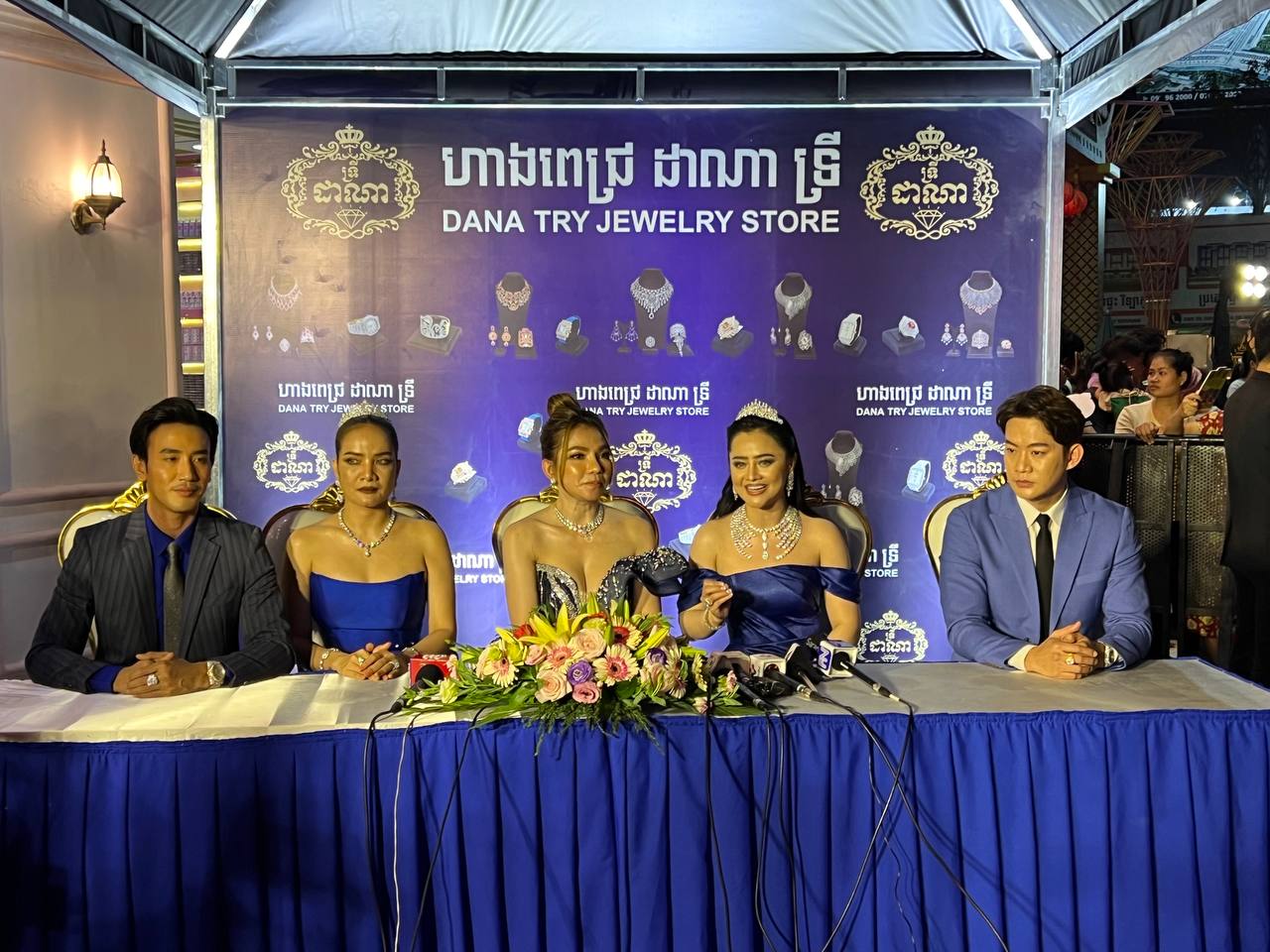 កំពូលតារាចម្រៀង អ្នកនាង ឱក សុគន្ធកញ្ញា និង តារាសម្តែង លោក សេង មង្គល ត្រូវបានប្រកាសជាទូតសុច្ឆនះ(BA) របស់ហាងមាស ពេជ្រ ដាណាទ្រី ជាផ្លូវការ