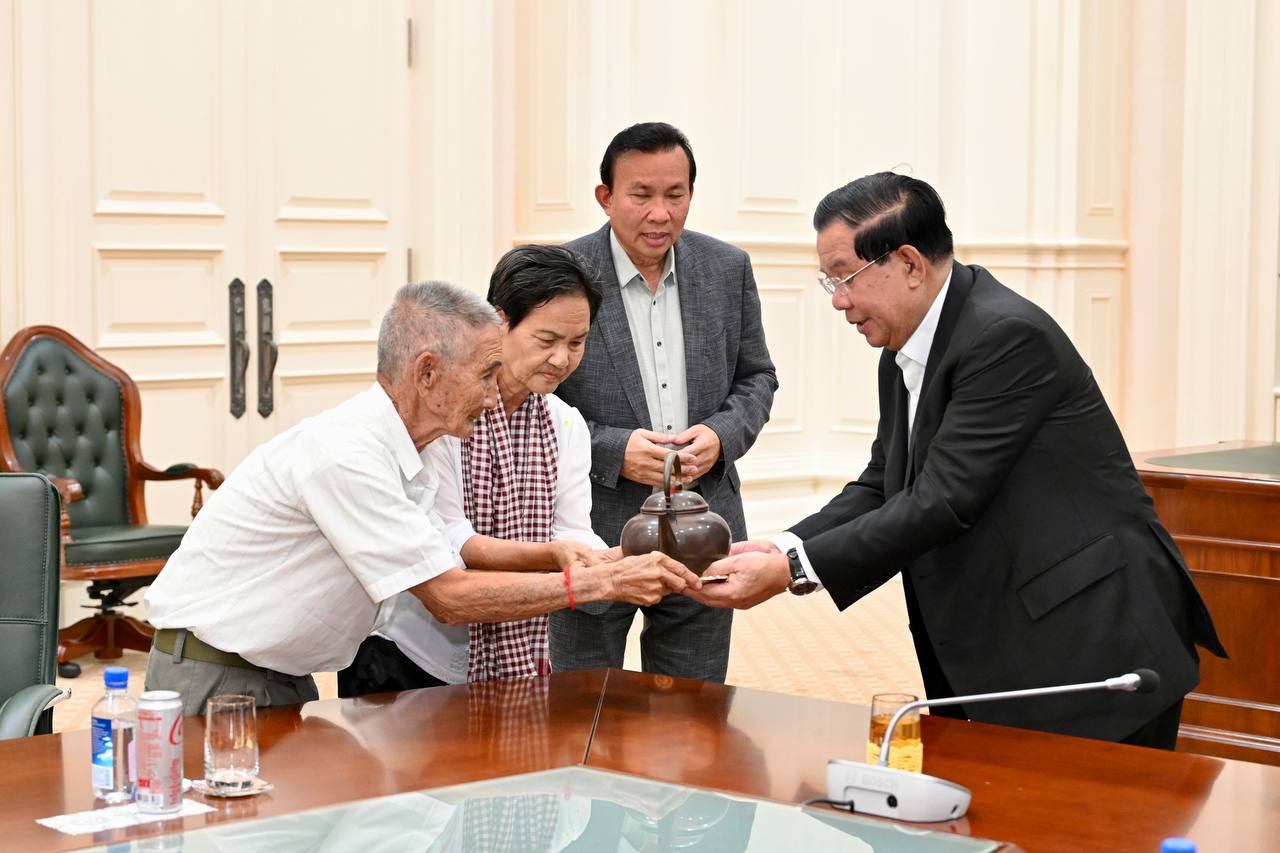លោកតាអាយុជាង ៨០ឆ្នាំ សម្រេចក្តីបំណងប្រាថ្នា និងប្រគល់វត្ថុបុរាណ អាយុជាង ៣០០ឆ្នាំ ជូនសម្តេចតេជោ ហ៊ុន សែន