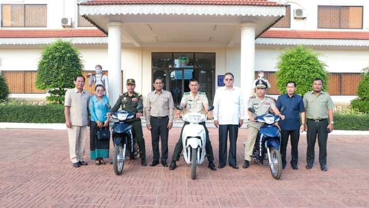 ឯកឧត្តម ញ៉ែម សំអឿន ប្រគល់ម៉ូតូចំនួន៣គ្រឿងជូន ដល់កងកម្លាំងការពារព្រំដែននៅតំបន់មុំ៣កន្ទុយនាគ