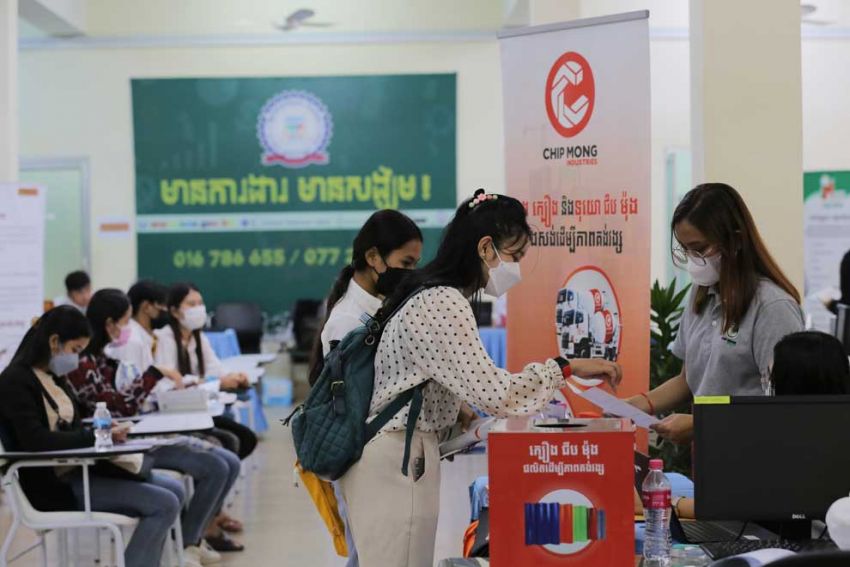 ក្រុមហ៊ុនចំនួន៩ ផ្តល់ឱកាសការងារ ៨៥០កន្លែង ក្នុងកម្មវិធីវេទិកាការងារ