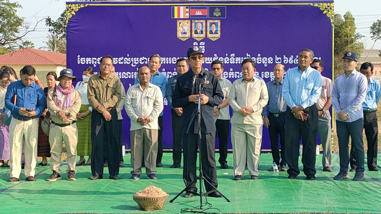 ប្រជាកសិកររងគ្រោះដោយសារជំនន់ទឹកភ្លៀងនារដូវប្រាំង ចំនួន ២៦៩៤គ្រួសារ នៅស្រុករលាប្អៀរ ស្រុកកំពង់ត្រឡាច និងក្រុងកំពង់ឆ្នាំង ទទួលបានពូជស្រូវពីរាជរដ្ឋាភិបាល
