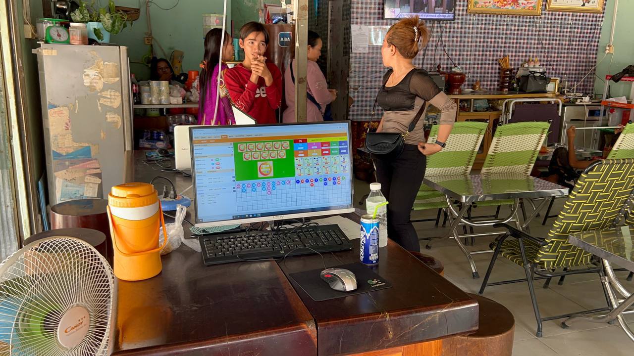 ទីតាំងបេីកល្បែងស៊ីសងតាមប្រព័ន្ធអនឡាញនៅហាងកាហ្វេមួយកន្លែងក្នុងខណ្ឌពោធិ៍សែនជ័យ ត្រូវអាជ្ញាធរចុះបង្ក្រាបនិងដកហូតបានសម្ភារៈមួយចំនួន