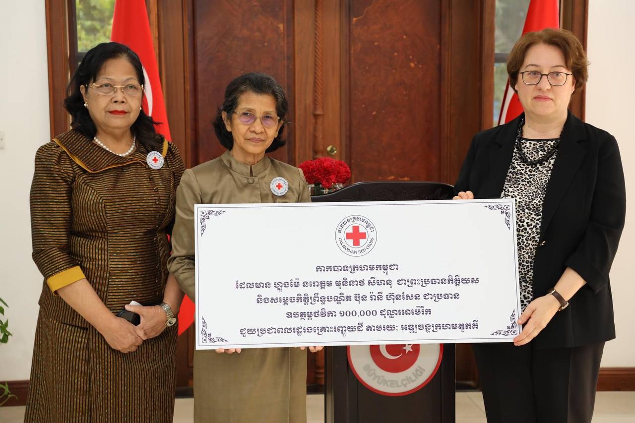 ប្រតិភូកាកបាទក្រហមកម្ពុជា នាំយកថវិកា ១០ម៉ឺនដុល្លារអាមេរិក គាំទ្រដល់ប្រតិបត្តិការមនុស្សធម៌របស់សមាគមជាតិអឌ្ឍចន្ទក្រហមតួកគី ក្នុងការជួយដល់ពលរដ្ឋតួកគី ដែលរងគ្រោះរញ្ជួយដី