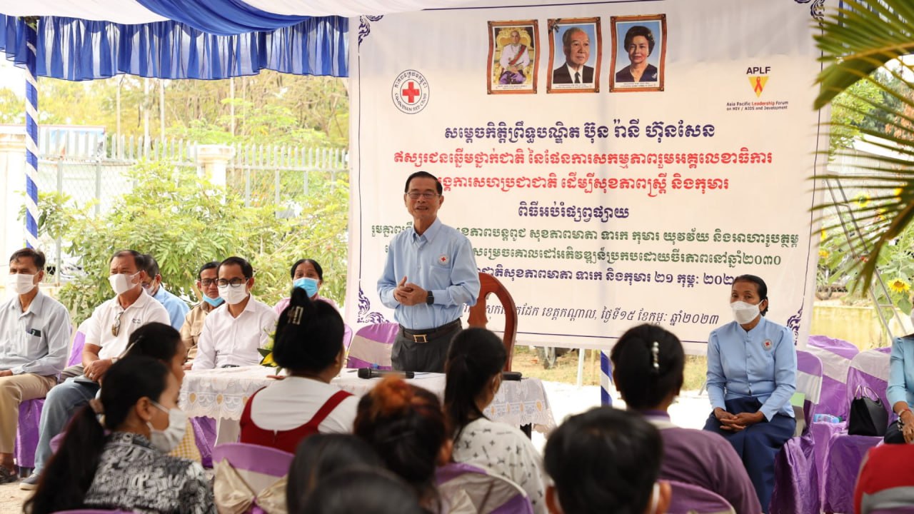 មន្ត្រីកាកបាទក្រហមកម្ពុជា សំណេះសំណាល និងពិនិត្យផ្ទៃពោះជូនស្ត្រី ជាមាតា ចំនួន៧៥នាក់ នៅមណ្ឌលសុខភាពពាមរាំង ស្រុកលើកដែក
