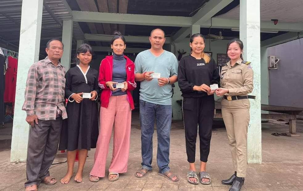 នគរបាលប៉ុស្ដិ៍រដ្ឋបាលសង្កាត់ទាំង០៦ នៃខណ្ឌសែនសុខ បន្តចែកអត្តសញ្ញាណប័ណ្ណជូនប្រជាពលរដ្ឋបានចំនួន ១០៥សន្លឹកបន្ថែម
