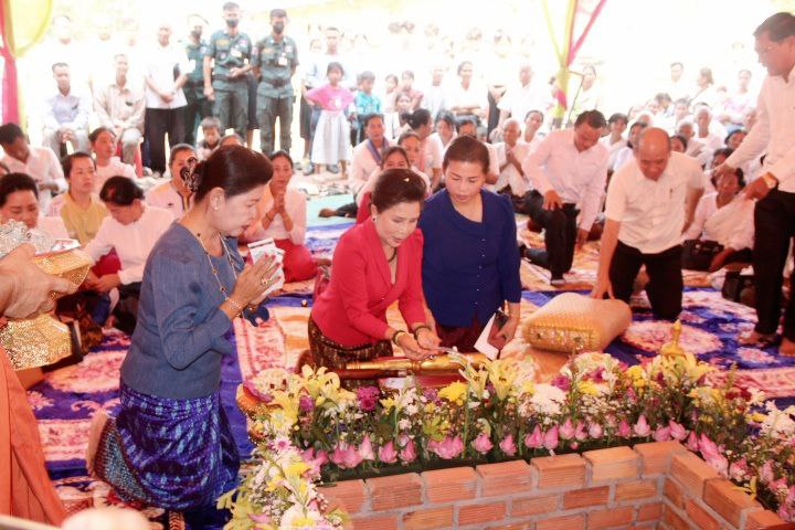 អាជ្ជាធរស្រុក បា ធ្វើពិធីក្រុងពាលី ចាក់គ្រឹះសាងសង់ស្ពានថ្មមួយឆ្លងកាត់ស្ទឹង ភ្ជាប់ព្រំប្រទល់រវាង ខេត្តព្រំដែន និងខេត្តទេសចរណ៍