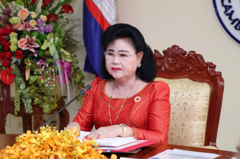 សម្ដេចកិត្តិព្រឹទ្ធបណ្ឌិតប្រធានកាកបាទក្រហមកម្ពុជា អំពាវនាវដល់ស្ត្រីមាន ផ្ទៃពោះ ទៅពិនិត្យសុខភាពឱ្យបានទៀងទាត់និងជំរុញឱ្យក្រុមគ្រូពេទ្យ បំពេញ វិជ្ជាជីវៈឱ្យបានត្រឹមត្រូវ