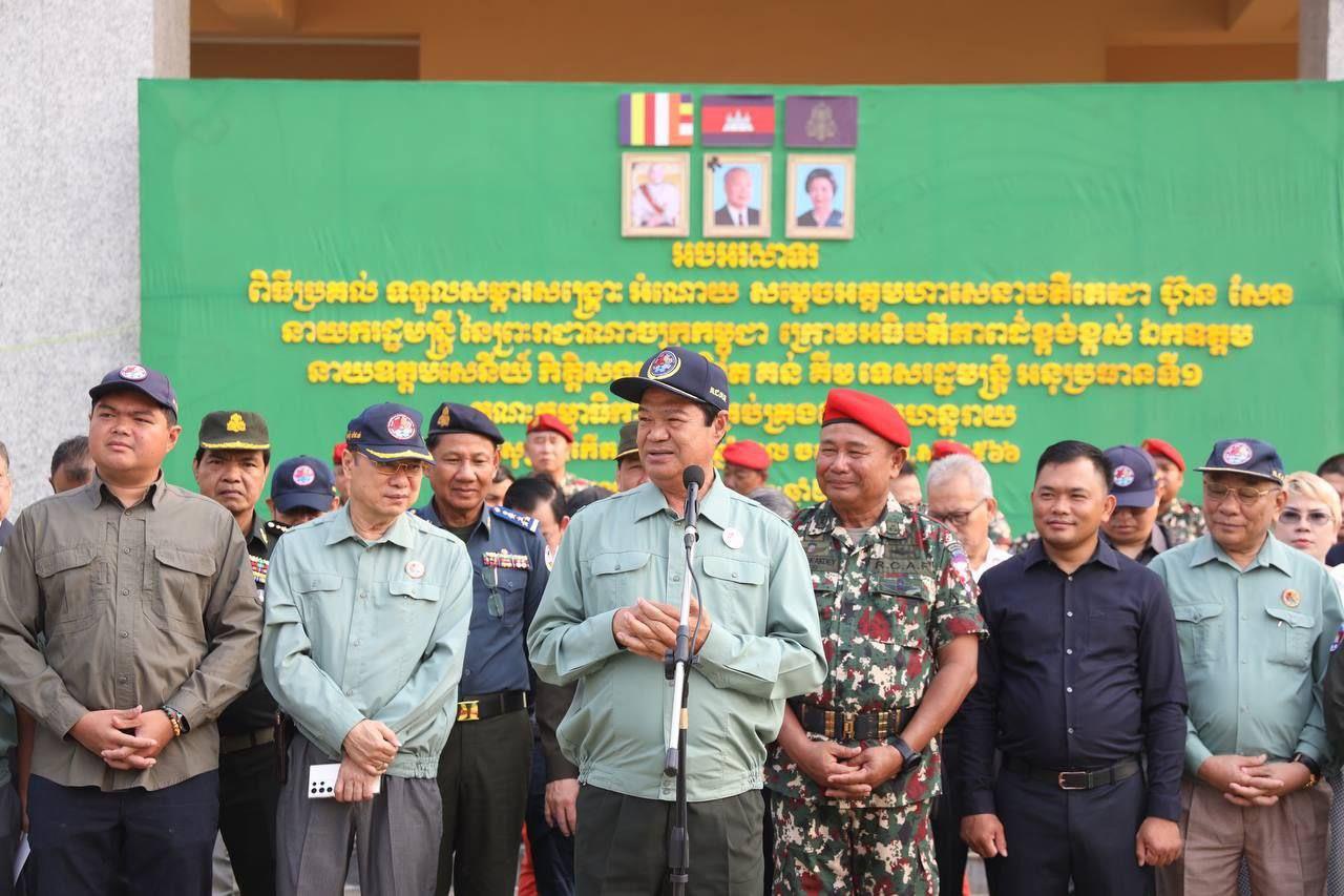 សម្តេចតេជោ នាយករដ្ឋាមន្ត្រី ផ្តល់សម្ភារសង្គ្រោះក្រោមផ្ទៃទឹក និងថវិកា ជូនដល់បញ្ជាការដ្ឋានទ័ពពិសេសកងទ័ពជើងគោក