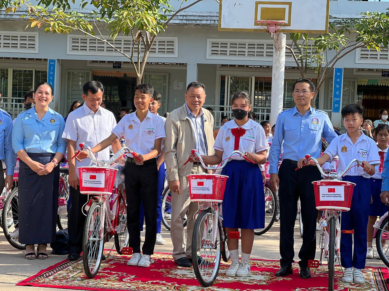 សិស្សានុសិស្សមានជីវភាពលំបាកចំនួន១០០នាក់នៅសាលាបឋមសិក្សា និងវិទ្យាល័យ ហ៊ុន សែន មិត្តភាព នៃក្រុង​ព្រះសីហនុ​ទទួលបានអំណោយជាកង់ចំនួន១០០គ្រឿងពីស្ថានទូតចិន តាមរយ:ក្រុមការងារស.ស.យ.ក បម្រើការនៅ​ទីស្តីការគណ:រដ្ឋមន្ត្រី