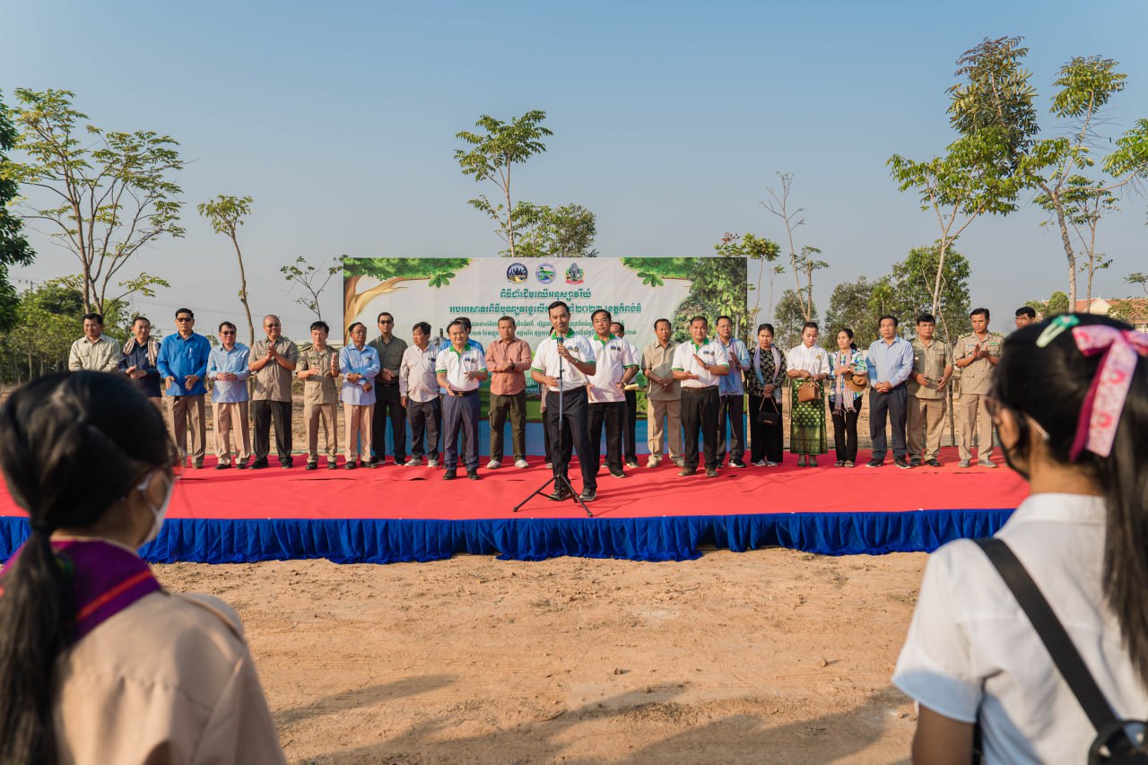 ក្រសួងទេសចរណ៍ និងរដ្ឋបាលខេត្តកំពង់ធំ ដឹកនាំការដាំដើមឈើជាង ១០០ដើម នាឱកាសបុណ្យទន្លេលើកទី៧
