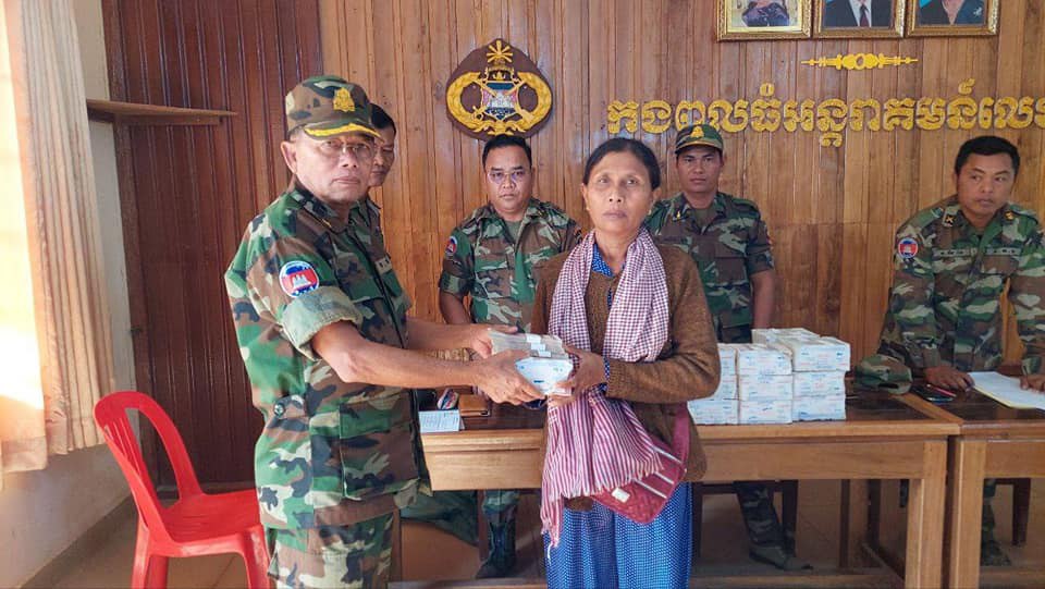 ទីបញ្ជាការកងពលធំអន្តរាគមន៍លេខ៣ ប្រចាំទិសទី១ ប្រាសាទព្រះវិហារ បានបើកប្រាក់គោលនយោបាយ ជូនគ្រួសារយោធិន ៤៤គ្រួសារ