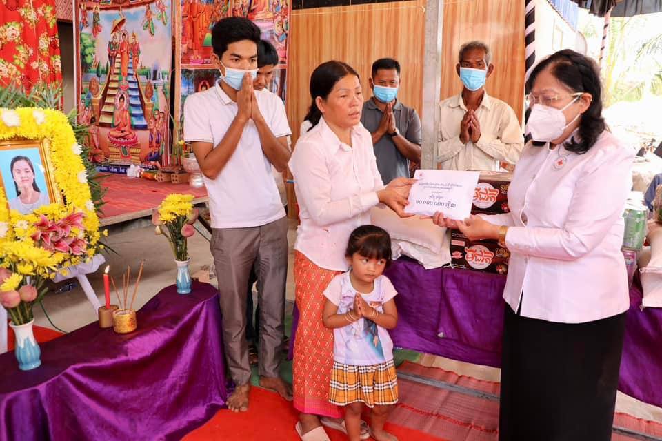 សម្តេចប្រធានកាកបាទក្រហមកម្ពុជា ចាត់តំណាងចូលរួមរំលែកទុក្ខ ស្រ្តីដែលរំលូតកូនហើយគ្រោះថ្នាក់ដល់ជីវិត