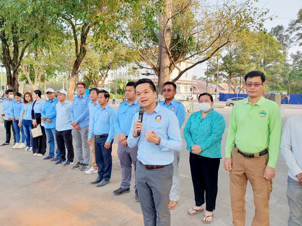 អាជ្ញាធរខេត្តសៀមរាប សហភាពសហព័ន្ធយុវជនកម្ពុជា និងក្រុមហ៊ុននានា បានចូលរួមសម្អាតបរិស្ថាននៅក្នុងក្រុងសៀមរាបមុនពេលដង្ហែគប់ភ្លើង