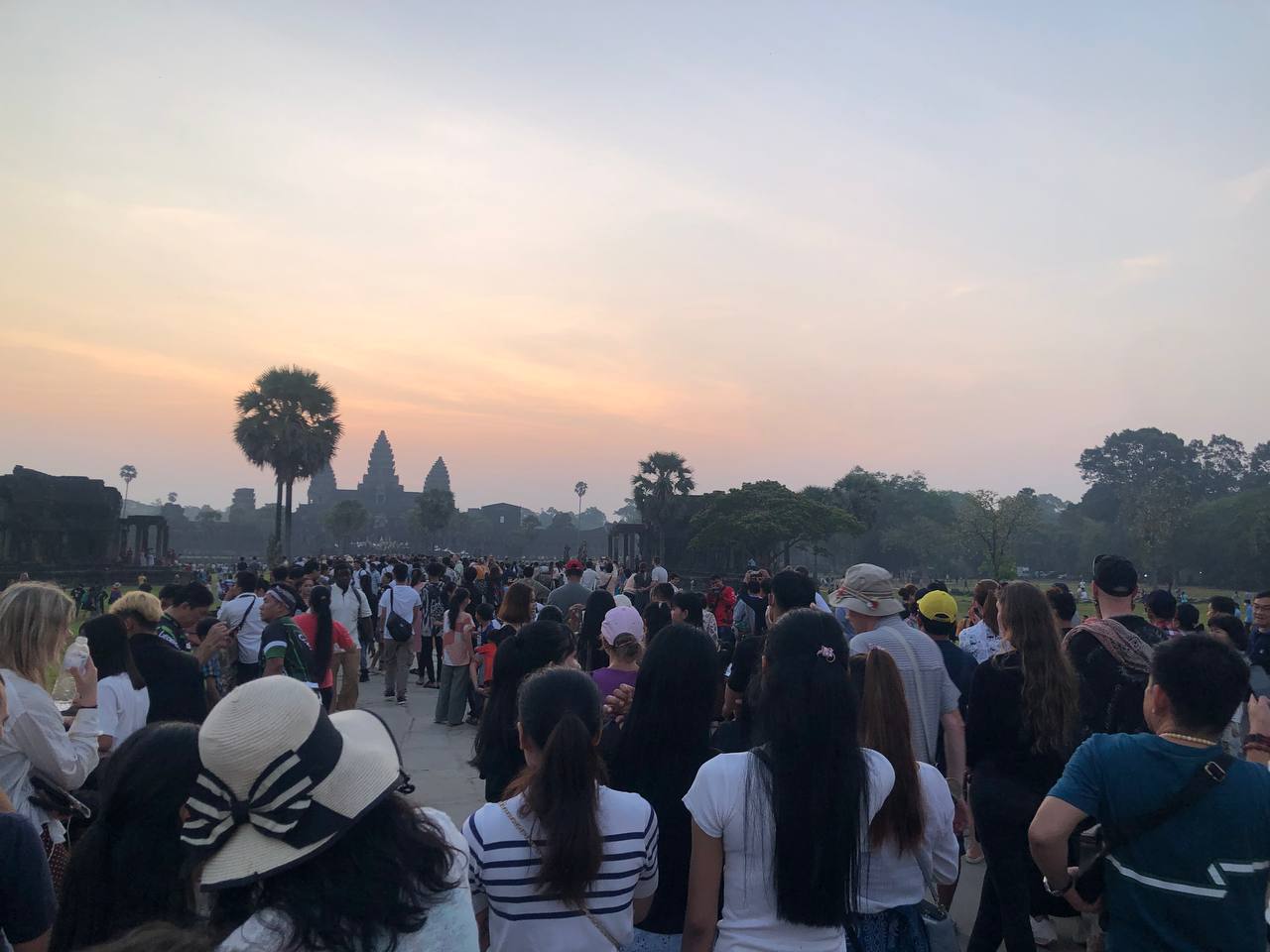 ភ្ញៀទេសចរជាតិ និងអន្តរជាតិយ៉ាងច្រើនកុះករ មកទស្សនាបាតុភូតធម្មជាតិព្រះអាទិត្យរៈចំកណ្តាលកំពូលប្រាសាទអង្គរវត្ត ឬបាតុភូត EQUINOX