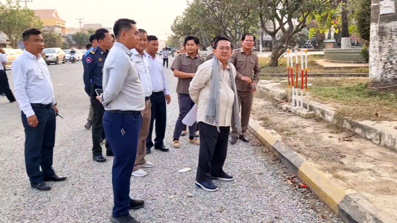 ផ្លូវក្នុងក្រុងបាត់ដំបង ដែលរងការខូចខាត ដោយសារការជីកកកាយសាងសង់ប្រព័ន្ធលូរំដោះទឹក ត្រូវបានស្ថាបនា ឡើងវិញ ជាបន្តបន្ទាប់