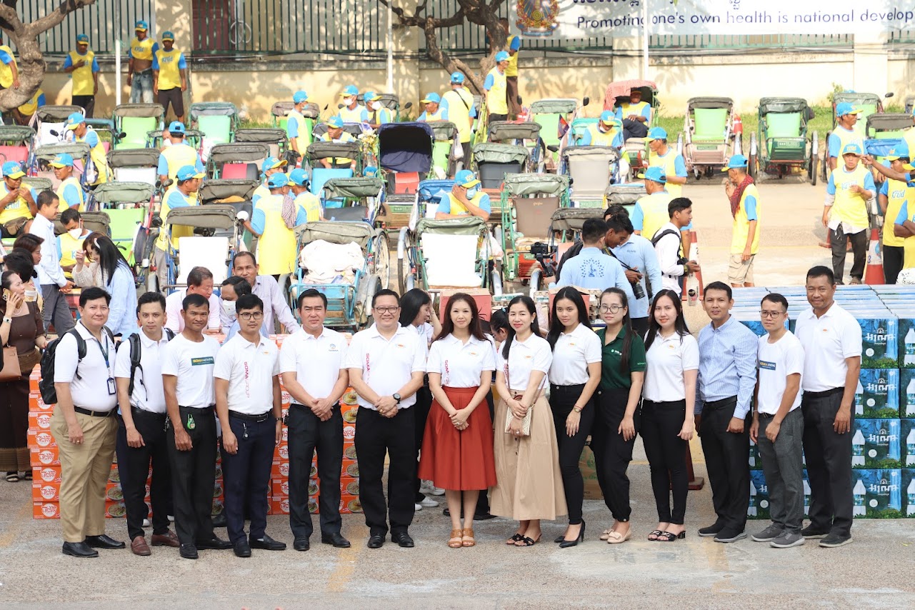 ក្រុមអ្នកប្រកបរបរធាក់ស៊ីក្លូប្រមាណ ៣០០នាក់ ទទួលបានការជួយឧបត្ថម្ភគាំទ្រពីសប្បុរសជននានា