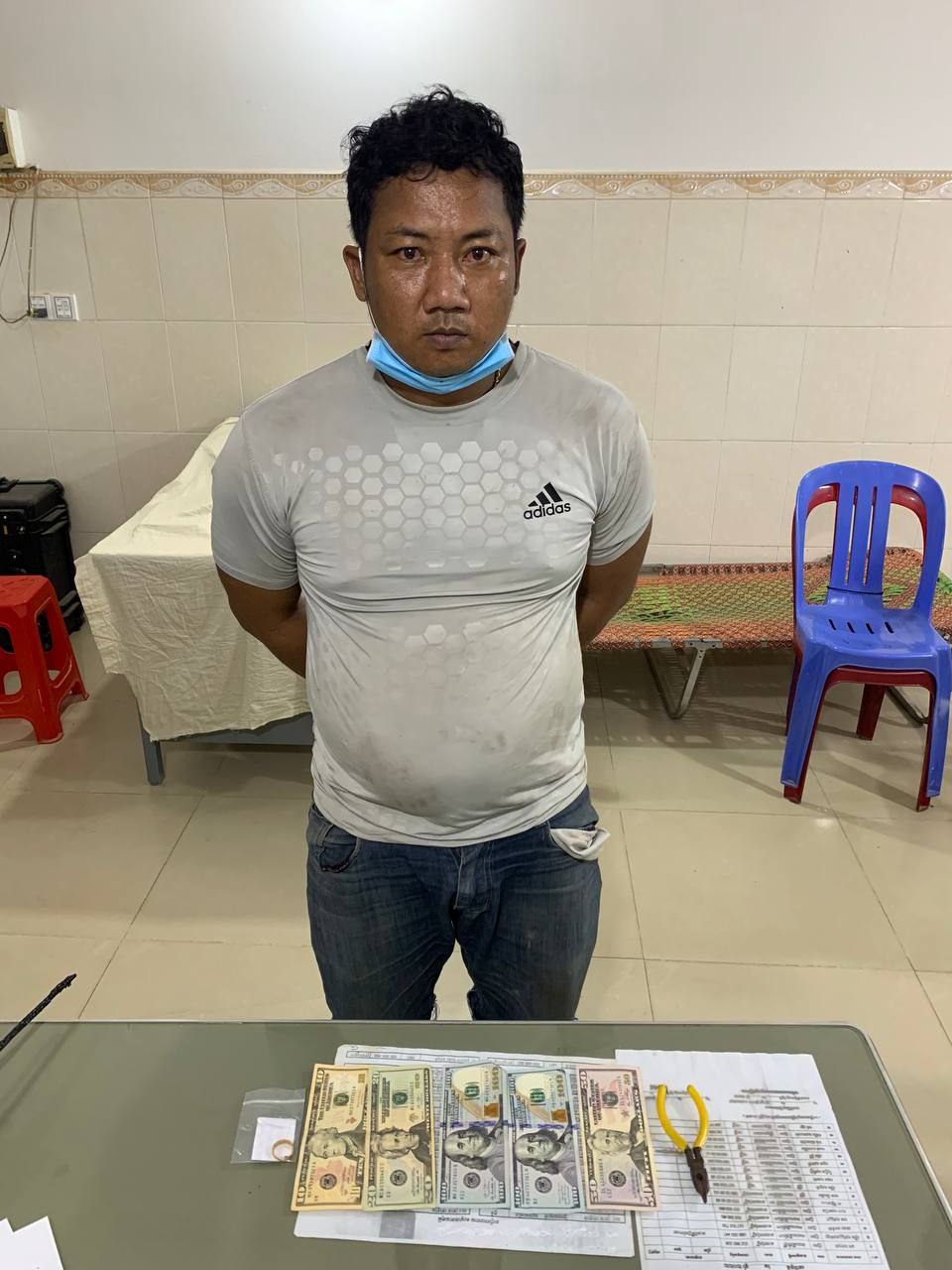 នគរបាលខណ្ឌឬស្សីកែវ ឃាត់ខ្លួនជនសង្ស័យម្នាក់ ករណីលួចមានស្ថានទម្ងន់ទោស ( គាស់សោទ្វារបន្ទប់លួចទ្រព្យសម្បត្តិ)