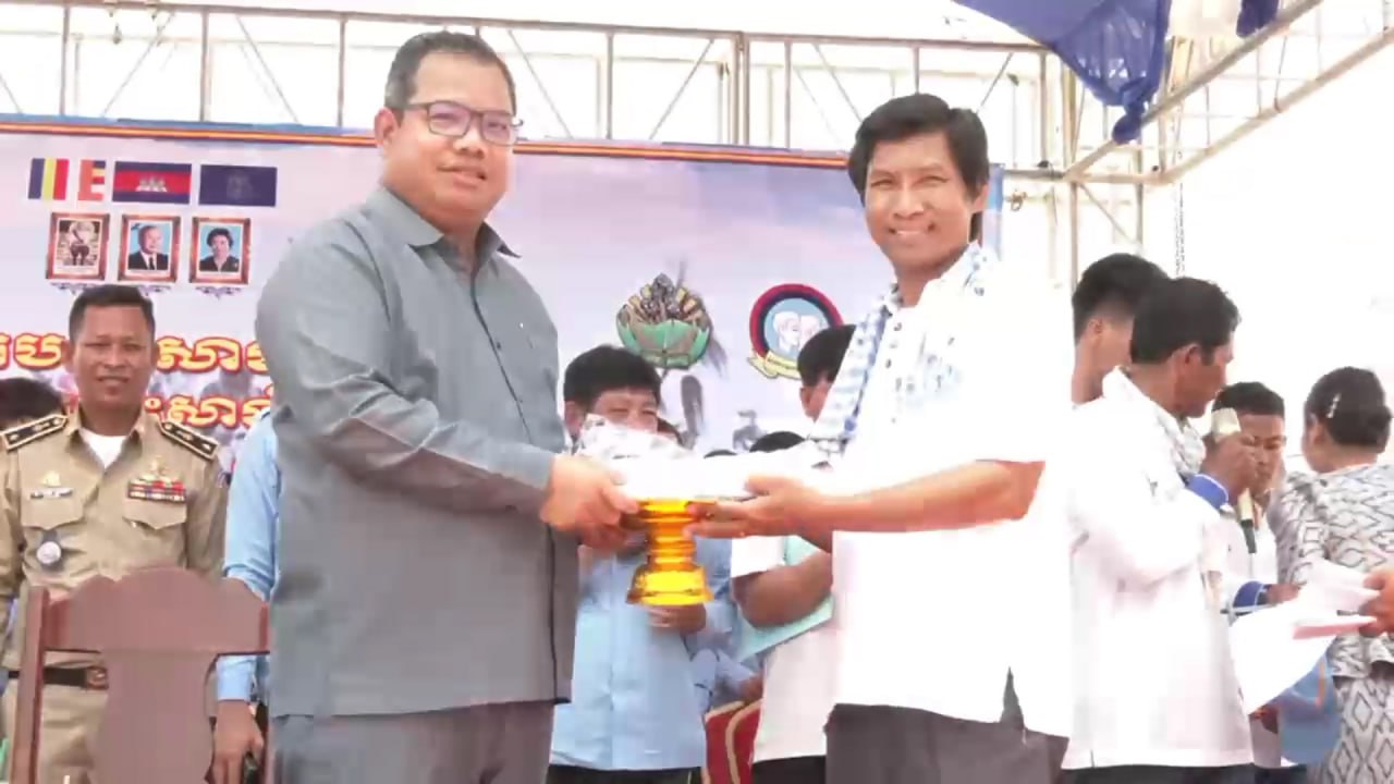 ការប្រណាំងរទេះសាឡីគោលឿន នៅខេត្តកំពង់ស្ពឺ បានទាញចំណាប់អារម្មណ៍មនុស្សរាប់រយនាក់ មកទស្សនា